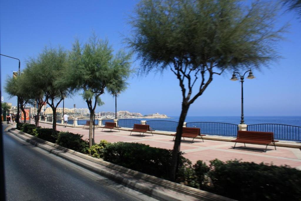 Idyllic Apartment Steps From The Promenade Sliema Exteriör bild