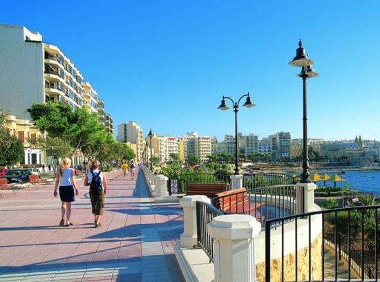 Idyllic Apartment Steps From The Promenade Sliema Exteriör bild